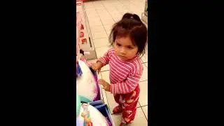 Mira la reacción de esta bebe 😂