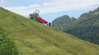 John Deere am Berg mit Heurechen