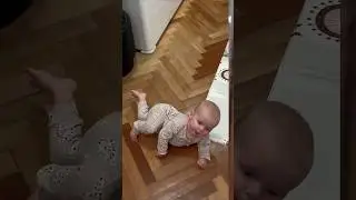 My mentalka is holding on to this finger 🤣 babies view 🐣 #baby #babiesview
