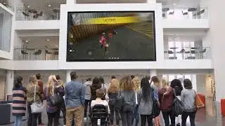 Mall Display Watching FreeFire  🏢 | MALL CG💻 | SMASHGAMES