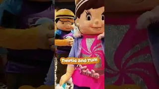 Twirlie and Yum #jollibee #jollibeeshorts #mascot #jollibeebudots #bidaangsayasajollibee
