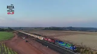 Trem Carregado Passa pela Estação de Ouro e Cruza com Trem de Manutenção
