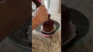 Mini bolo brigadeirudo.                 #confeitariaafetiva #cake