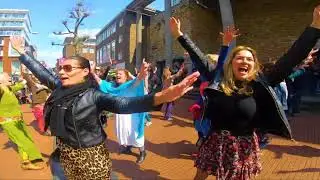 Unreal! Blije wappies doen aan coronaverspreiding op hele verschrikkelijke muziek!