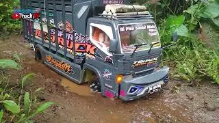 Страдающий водитель грузовика застрял в грязи с большой нагрузкой и перегрузкой 💪
