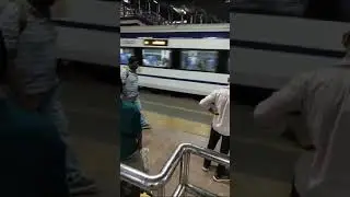 #20902 VANDE BHARAT EXPRESS SKIPPING DADAR WESTERN STATION #vandebharatexpress #vandebharat #railway
