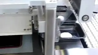 Machine d'operculage/operculeuse pour barquettes avec 