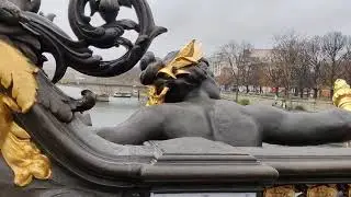 Pont Alexandre III. H&ocirc;tel des Invalides. Paris, France