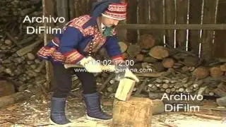 Hombre cortando le&ntilde;a con hacha en una finca de Laponia 1992