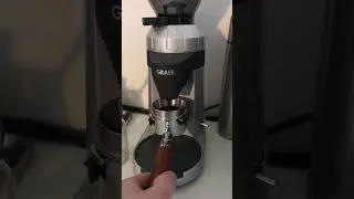 Mielę świeże ziarna kawy espresso za pomocą Graef CM800