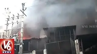 Massive Fire Breaks Out At Plastic Factory In Delhi, 4 Injured | V6 News