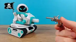 Что если робот Eilik сядет на Танк и устроит батл?