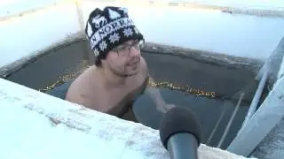 Adam Savonen testar vinterbad