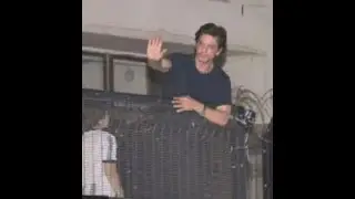 Shah Rukh Khan Meets Fans Outside Mannat