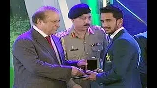 PM Nawaz Sharif Distributing Cash Prizes to Pakistani Cricket Team Champions