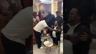 MIKE FLOR DANSE AVEC MO&Iuml;SE MBIYE ET LES COM&Eacute;DIENS