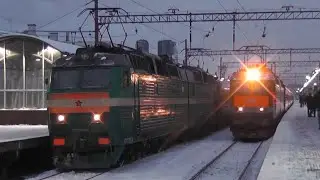 Электровоз ЧС7-018 с пассажирским поездом прибывает на Киевский вокзал. 