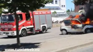 Auto in fiamme nel parcheggio del tribunale - L'intervento dei vigili del fuoco