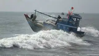 Ghe phải quay đầu gấp vì sóng lớn bủa vây