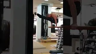 Пресс на брусьях. 😀👌 #fitness #sports #workout #yoga #fitness #acroyoga #пресс #брусья #acrobatics