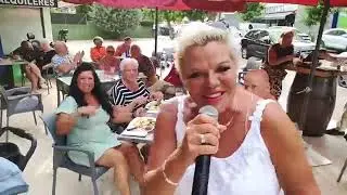 Jolanda Philippi bij bar 