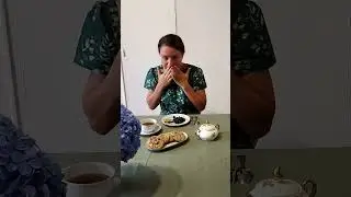 TABLE MANNERS IN FRANCE : How to eat blueberries like a Lady ?