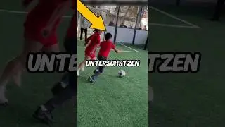Junge gegen Profisportlerin! #fu&szlig;ball #skills #sportclips