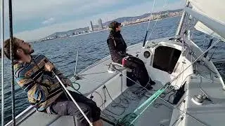Navegando con viento a trav&eacute;s con Genaker, casi ci&ntilde;endo. [Escola Port]