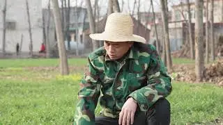 明明撒上除草剂，怎么还有杂草！阿Q来到菜地一看，才明白...