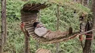 Một m&igrave;nh dựng lều cắm trại bằng gỗ để sinh tồn qua đ&ecirc;m trong rừng rậm 