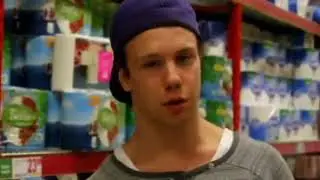 Rackartygarnas f&ouml;rsta video - Martin K&ouml;per toapapper