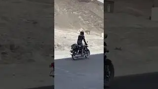 HONDA CB 350 In Magnetic HILL !! Leh Ladakh Tripp !! MAGNETIC HILL !! #honda #hondacb350 #ytshorts