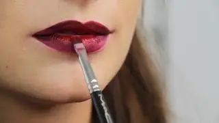 Beauty-Trick zum Nachschminken: Dunkelroter Lippenstift