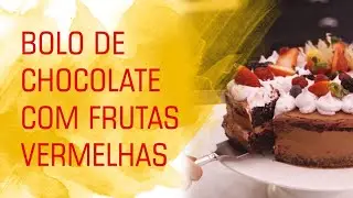 Bolo de chocolate com frutas vermelhas.