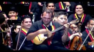 Jorge Glem junto a la Orquesta Sinfónica Simón Bolívar