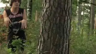 tv&aring; tuffa killar utkl&auml;dda till surikater och ett stycke white trash j&auml;gare