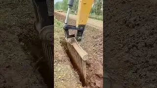 Excavator Transformed into &ldquo;Iron Rake&rdquo;, Blazing Through Farm Soil Turning!