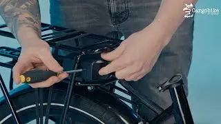 Spänna skruvar på batterilås på Cargobike Flex