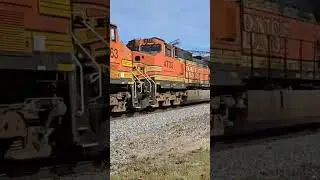 💪 BNSF Muscle Showing-Off!!! 🔥🇺🇲🔥 #shorts #reels #train #bnsf #railroad #railfan