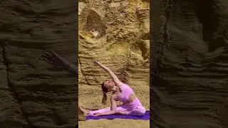 Single Leg Side Stretch Yoga #yoga #beachyoga #sidestretch #workout #fitness #maddcreativeyoga