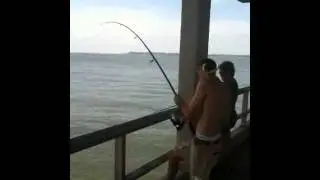 Angler battles huge fish on Jekyll Island fishing pier