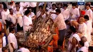 Bal Thackeray's Final Journey: Uddhav Thackeray lights funeral pyre