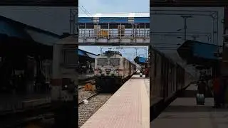 22122 Lucknow Mumbai LTT AC Express arriving at Jalgaon...