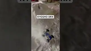 Раллийка 1/9 KYOSHO DRX БАШИТ ЛЕТАЕТ С ОТЛОМАННОЙ ТЯГОЙ И НА ТРЁХ КОЛЁСАХ! #shorts #rc #kyosho #drx