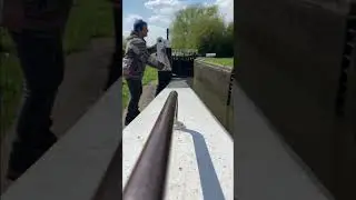 How to set a canal lock. 🤣👩&zwj;🎓 #narrowboat #canal #lock #narrowboatlife #nature #narrowboating