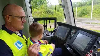 Adaś prowadzi tramwaj PESA