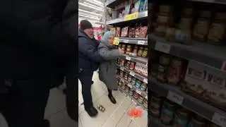 Бабка устроила кофе-апокалипсис в супермаркете ☕💥😂 #sora2 #viral #funnyvideo