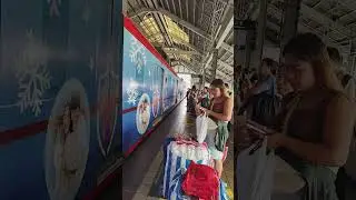 приближается поезд к станции LRT Бакларан