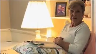 Вот 10 минут с ней и мной, пока я пытаюсь развлечь ее, пока моя жена везет всех трех собак к вете...