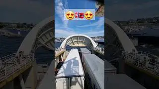 Паром готовится причалить в Норвегии